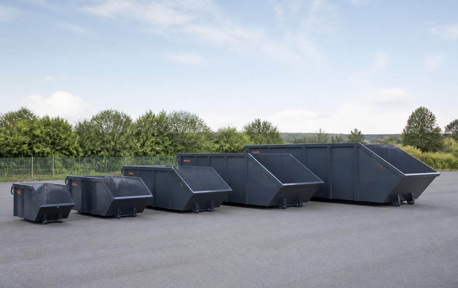 Erineva mahuga konteinerid reas asfaltplatsil